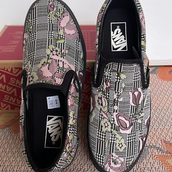 Vans WMNS Classic Slip-On Stackform Tapestry Floral Black
VN0A7Q5RBM8
Platforms - Picture 12 of 16